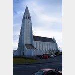 Hallgrimskirkja, die Kirche von Reykjavik erinnert an den Strokkur