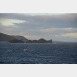 Blick zum Leuchtturm auf Muckle Flugga, Shetlandinseln