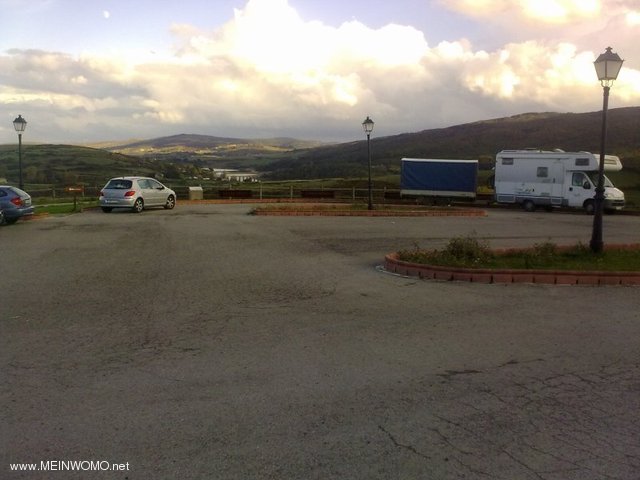  Parking / parking space, facing Ebro reservoir @