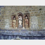 Figuren über dem Hauptportal der Kirche Santa Maria la Real de Piasca@