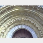 Steinbogen über dem Hauptportal der Kirche Santa Maria la Real de Piasca@