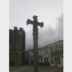 Kreuz vor der Wehrkirche San Martino, Noia@