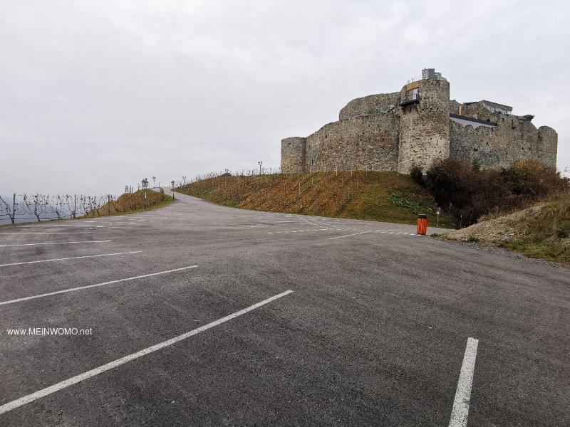 Parkeringsplats med slott