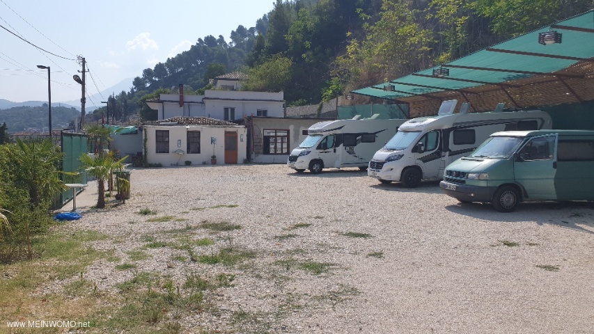 Parcheggio con edificio sanitario