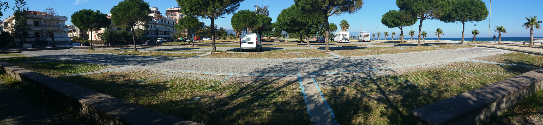 Parcheggio e pernottamento presso la spiaggia di Soverato.