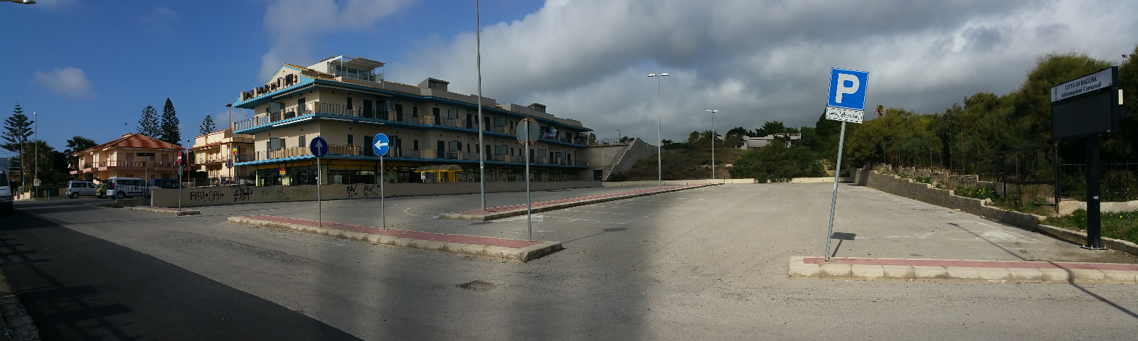 Park- und bernachtungsplatz in Marina di Ragusa unmittelbar neben dem Supermarkt MD.