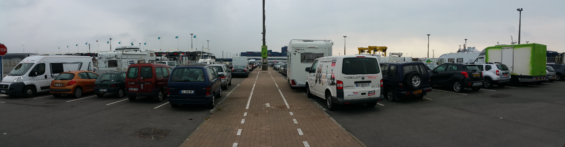 Park- und bernachtungsplatz am Hafen in Calais mit Blick Richtung Terminal.