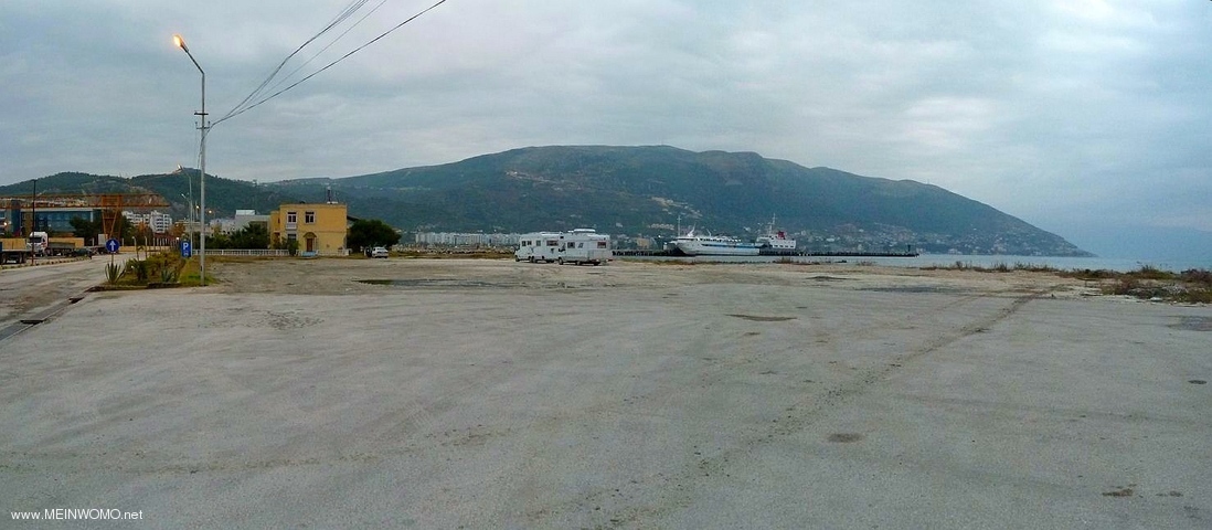  Park en overnachten in het havengebied van Vlora @ Datum 2011