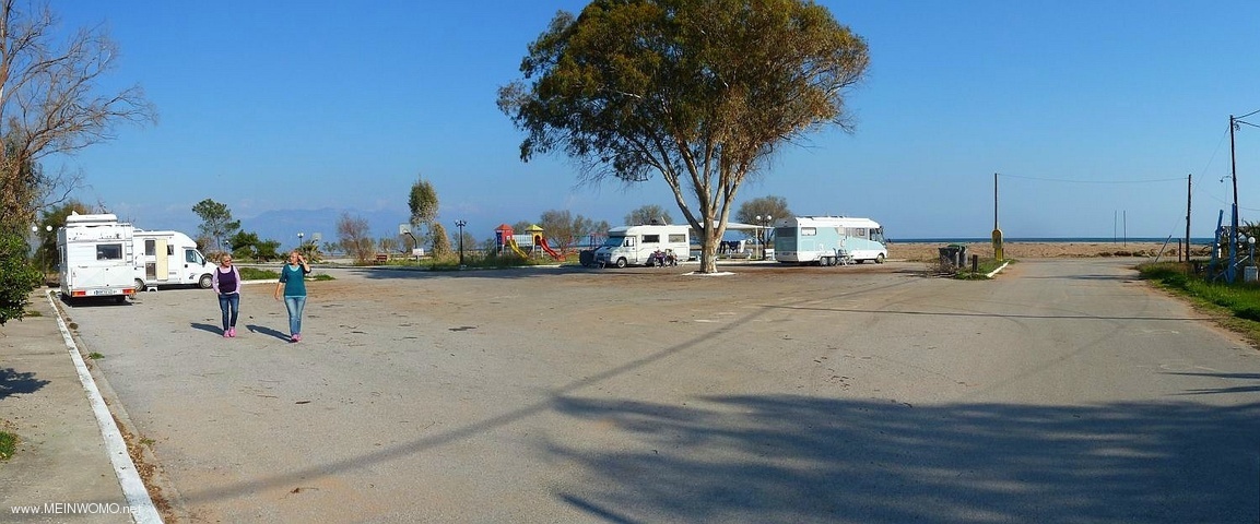 Park- und bernachtungsplatz in Analipsi Beach