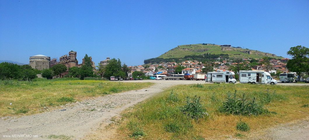 Park- und bernachtungsplatz am Stadtrand von Bergama.