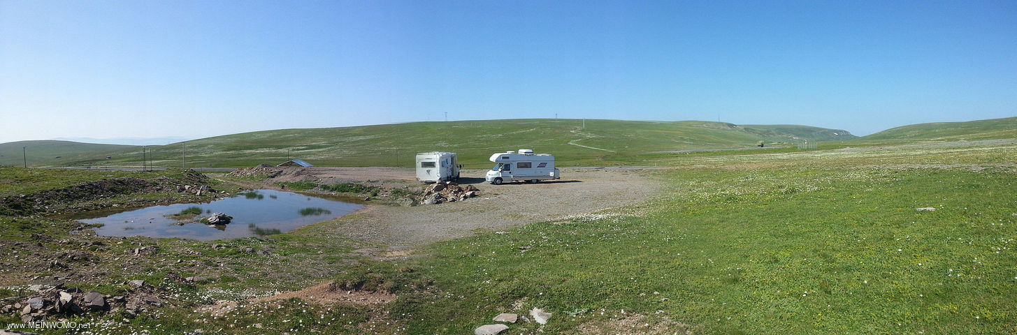  Park en overnachten in de pas (2470 m), ten noordwesten van Degirmenli bij D 10