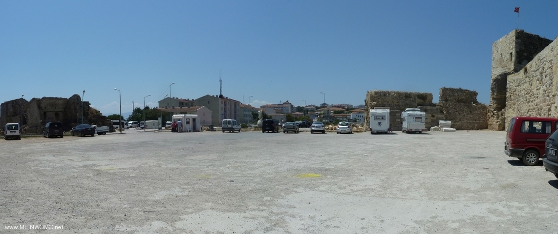 Parkplatz vor dem Stadtkern von Sinop am Schwarzen Meer