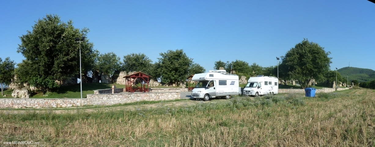 am Picknickplatz bei den Steinformationen westlich von Nimfopetra zwischen Volvi und Koronia See