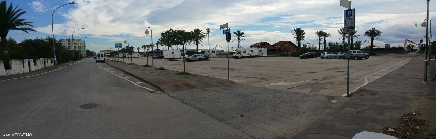  Parcheggio e pernottamento nella periferia nord di Marina di Grosseto.