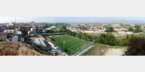 Blick auf das Sportzentrum und in Richtung Campingplatz in Haro, Calle de Berones, 14, 26200 Haro, Spanien