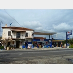Kleiner Laden und Tankstelle in Mavrovouni auf dem Peloponnes