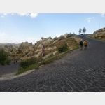 50 - steile Serpentinenstrae nach dem Open-Air-Museum zum Campingplatz Kaya nahe Greme