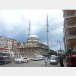 7 - Blick von der Cumhuriyet-Ecke Karadeniz Caddesi auf die Sahil-Moschee in Rize