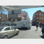 vor Kreuzung Einbahnstrae ins Zentrum von Sinop und gesperrt fr Lkw und Busse