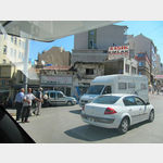 vor Kreuzung Einbahnstrae ins Zentrum von Sinop und gesperrt fr Lkw und Busse