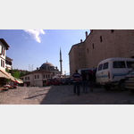 Blick auf die Izzet Pasa Moschee und eine Wand der Karawanserei in Safranbolu