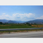 von der E 65 Blick auf Florina und die albanischen Berge