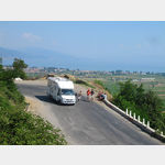 Blick von der E 86 auf Pogradec und den Ohridsee