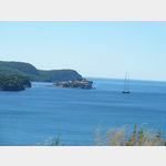 Blick zurck von der N 2 auf die Insel Sveti Stefan sdlich von Budva