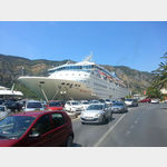 Kreuzfahrtschiff vor Anker in Kotor