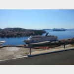 Blick von der N 8 auf ein im Hafen von Dubrovnik ankerndes Kreuzfahrtschiff