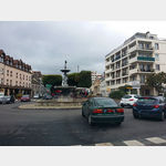 Ortsdurchfahrt Vernon auf der Cours du Marche aux Chevaux mit Blick auf den Place de Paris