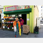 Einkauf im Obstladen an der Calle Churruca in El Puerto de Santa Maria