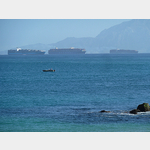 Blick neben der Insel Palomas in Tarifa auf Containerschiffe und nach Marokko