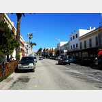 Blick auf der Avenida Andalucia zum Tor von Jerez in Tarifa