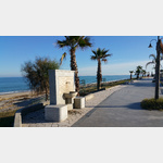 Wasserstelle mit zwei Zapfstellen an der Strandpromenade in Guardavalle Marina, an der Rckseite fr die Fe.