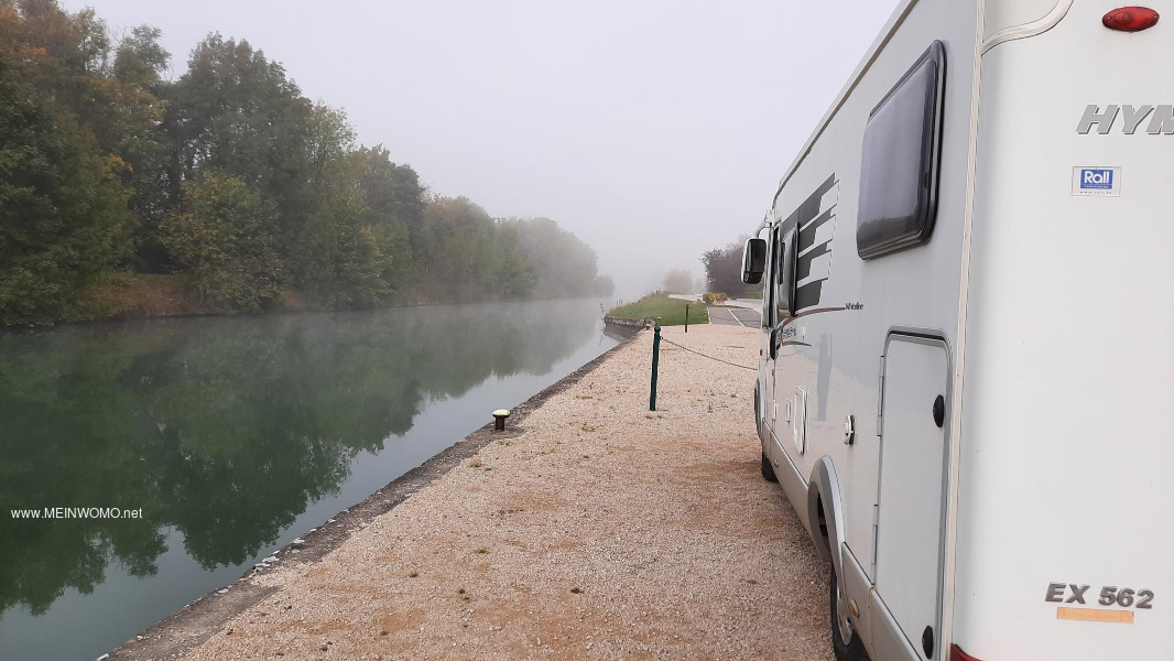 nebbia mattutina al canale