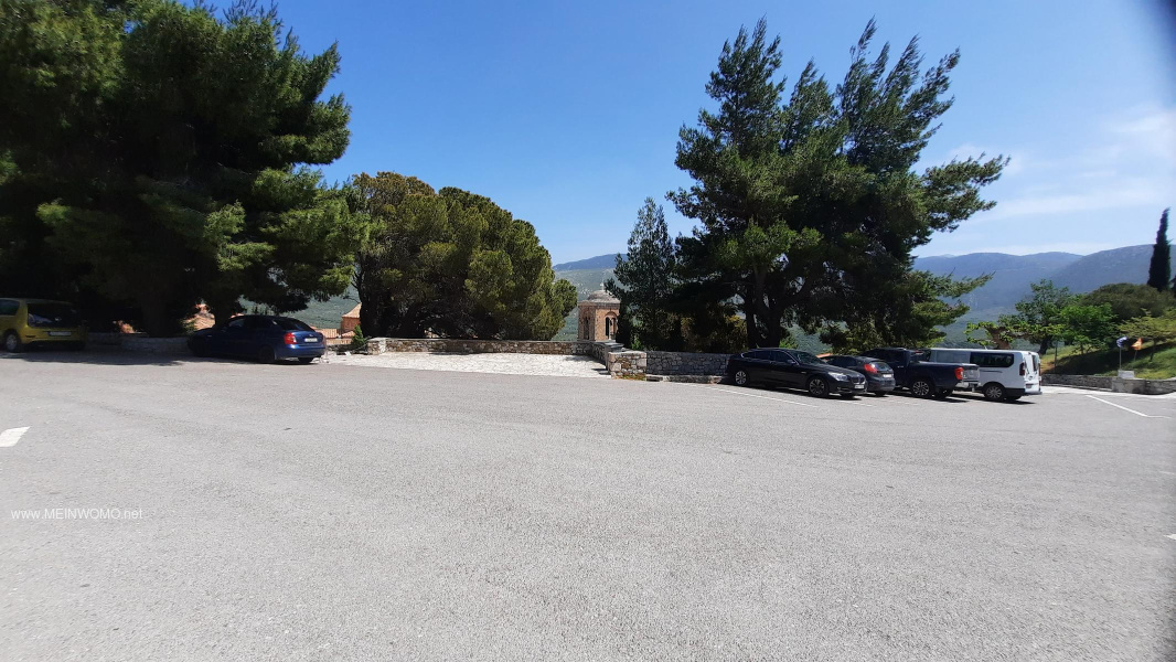 Place de parking, à gauche derrière le monastère