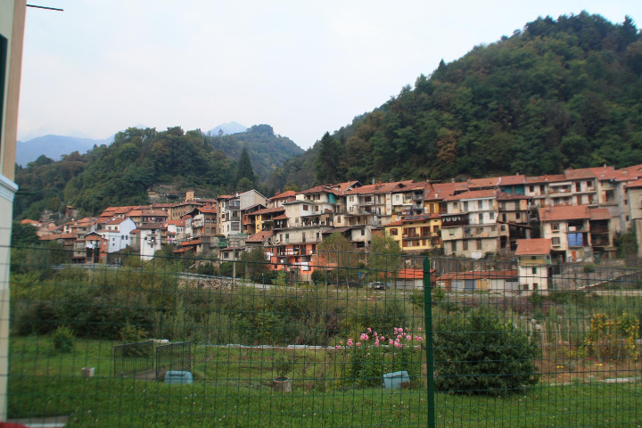 Blick vom Platz auf den schnen gegenberliegenden Ort Coggiola
