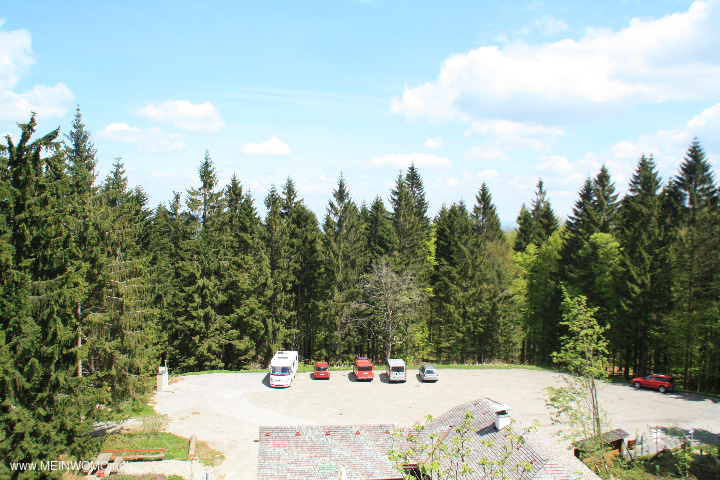Blick vom Moldaublick-Aussichtsturm auf den Parkplatz
