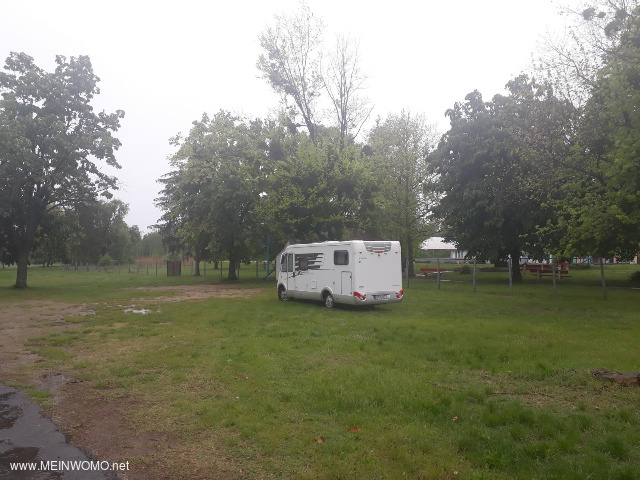 viel Platz auf dem Camping,@im Mai 2019 waren genau 2 Fahrzeuge hier.@Trotzdem wurde die Thermalpump ...