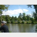 Blick vom andern Ufer der Mayenne auf den Campingplatz