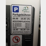 Parkgebhren Schild am Kassenautomaten 