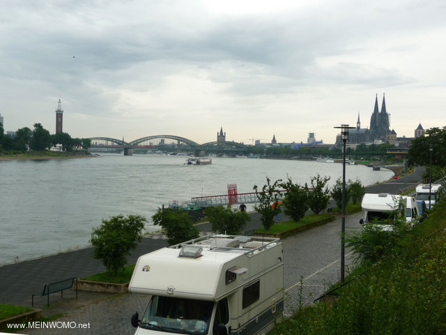  Parkeren rijstroken potion binnenplaats met uitzicht op de Rijn en de Dom