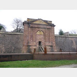 Porte de Belfort, Tor der Festungsanlage, dahinter das Museum