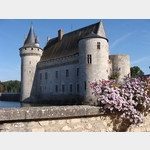 Schloss in Sully sur Loire, umgeben von einem Wassegraben mit angrenzendem Park
