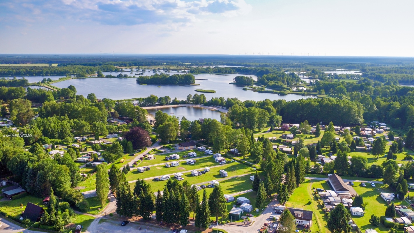 Campingpark Httensee von oben, mit Blick in das Naturschutzgebiet Meiendorfer Teich, mit seinem he ...