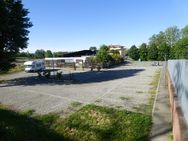  Parcheggio Lodi sud v Milano -. Dietro la piscina