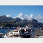 Giardini Naxos - Blick vom Hafen nach Taormina u. Castelmola