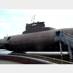 Fehmarn - Burgstaaken - Ostsee-U-Boot U 11 - von innen zu besichtigen, Ausstellungshalle mit Darstelluing der deutschen U-Boot Geschichte zw. 1945 u. 2000 