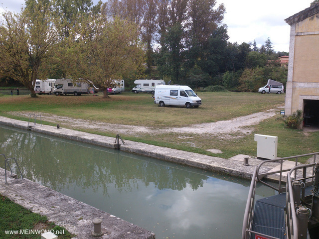  Parking directly by the lock between the Baise and the Canal de Garonne 